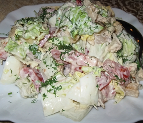 Фотография рецепта Салат с пекинской капустой, курицей и сухариками