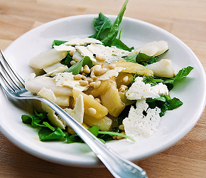 Фотография рецепта Грушевый салат с рукколой и овечьим сыром