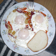 Яичница с виноградом и беконом