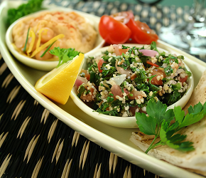 Фотография рецепта Салат из кускуса с нутом, красными перцами и заправкой из кумина