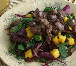 Фотография рецепта Салат с манго и куриной печенью