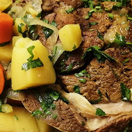 Томленая говядина с овощами