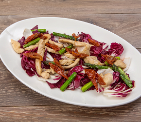 Фотография рецепта Теплый салат с курицей, спаржей и радиккьо
