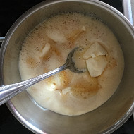 Медовый торт с клубникой и бананами