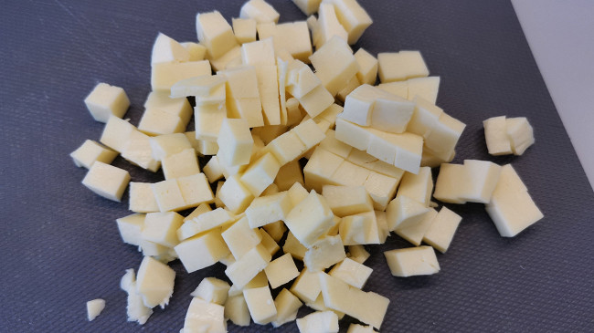 Фото шага рецепта Овощной салат с сыром сулугуни 186401 шаг 2