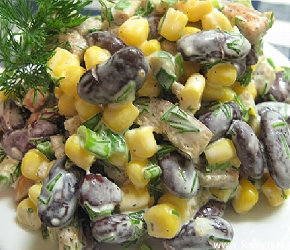 Фотография рецепта Салат с фасолью, кукурузой и сухариками