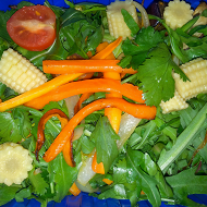 Салат из рукколы, шпината, моркови и кукурузой.