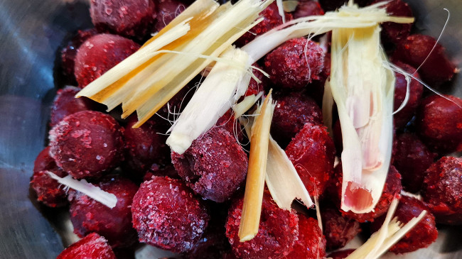 Фото шага рецепта Морс с вишней 151992 шаг 2