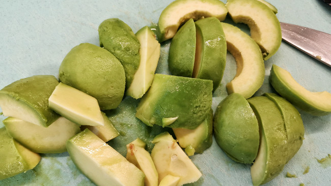 Фото шага рецепта Салат из кижуча с авокадо и соусом песто 150974 шаг 4