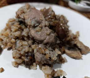 Фотография рецепта Куриные желудочки с гречкой и грибами