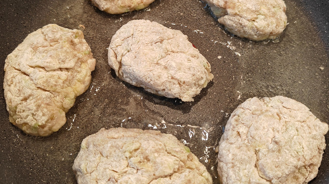 Фото шага рецепта Куриные котлеты с кабачком и шампиньонами 175140 шаг 15