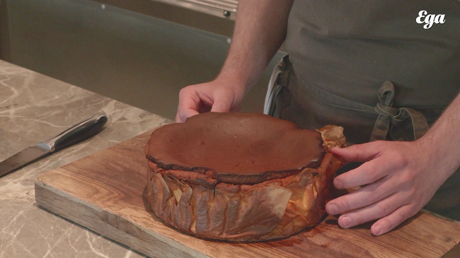 Фото шага рецепта Баскский чизкейк с творогом 186377 шаг 8