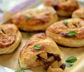 Фотография рецепта Французские кармашки с яблоками и изюмом