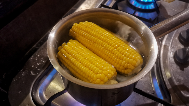 Фото шага рецепта Вареная сливочная кукуруза с солью 151207 шаг 4