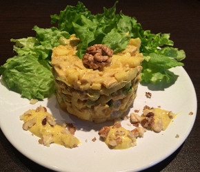 Фотография рецепта Салат из курицы, яблок, сельдерея и винограда с карри заправкой