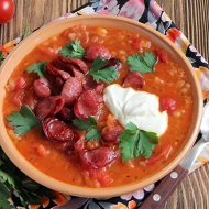 Густой томатный суп с копчеными колбасками