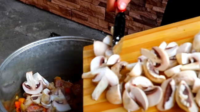 Фото шага рецепта Мясной суп с тыквой на костре 151528 шаг 5