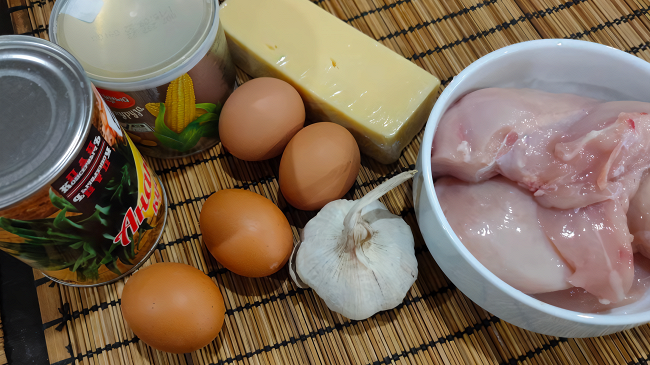Фото шага рецепта Салат из курицы с ананасом и сыром 175133 шаг 1