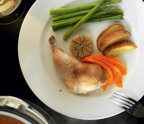 Фотография рецепта Курица с томленым чесноком, картофелем, зеленой спаржей и перцем
