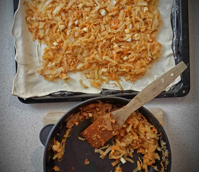 Фотография рецепта Пирог с капустой, яйцами и томатной пастой