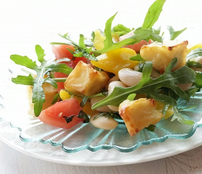 Фотография рецепта Салат с фасолью, рукколой и козьим сыром