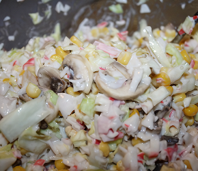 Фотография рецепта Салат с крабовыми палочками, капустой и грибами