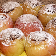 Запеченные яблоки с орехами, изюмом, медом и корицей