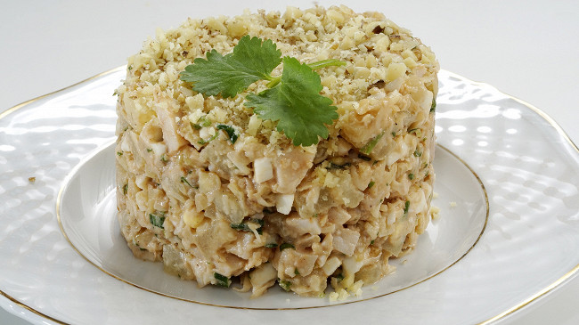 Фото шага рецепта Салат с курицей, ананасом и грецкими орехами 152966 шаг 15