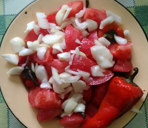 Фотография рецепта Печеный красный перец с розовыми помидорами и луком по-болгарски