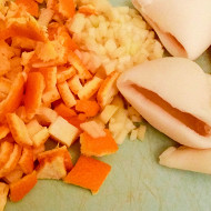 Гречневая лапша с кальмарами, грибами и цедрой