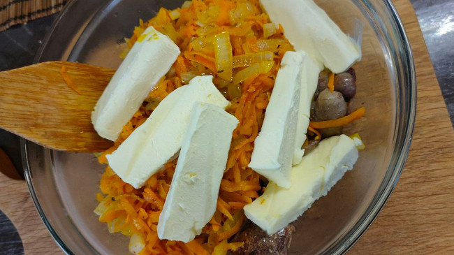 Фото шага рецепта Паштет из куриной печени с овощами и яйцами 174830 шаг 12