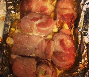 Фотография рецепта Рулетики из куриного филе в беконе с сыром фета и помидорами