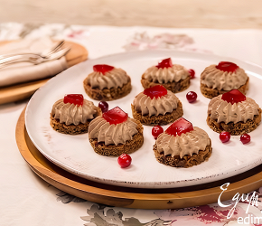 Фотография рецепта Канапе с паштетом из куриной печени и клюквенным соусом