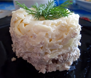 Фотография рецепта Слоеный мясной салат с луком