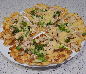 Фотография рецепта Сытный завтрак из лаваша с сыром, куриным мясом и зеленью