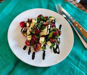 Фотография рецепта Салат из черешни с сыром и кинзой