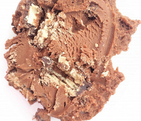 Фотография рецепта Шоколадное мороженое с конфетами KitKat