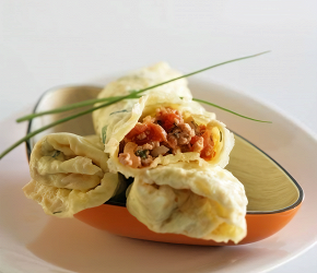 Фотография рецепта Омлетные рулетики с курицей, помидорами и зеленью
