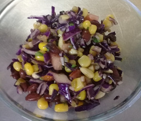 Фотография рецепта Салат из кукурузы, черной фасоли и красной капусты