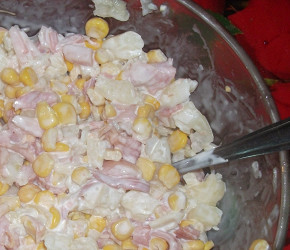 Фотография рецепта Салат из копченой курицы с ананасом