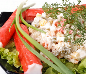 Фотография рецепта Крабовый салат с кукурузой и зеленым горошком