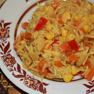 Рис с овощами и консервированной кукурузой