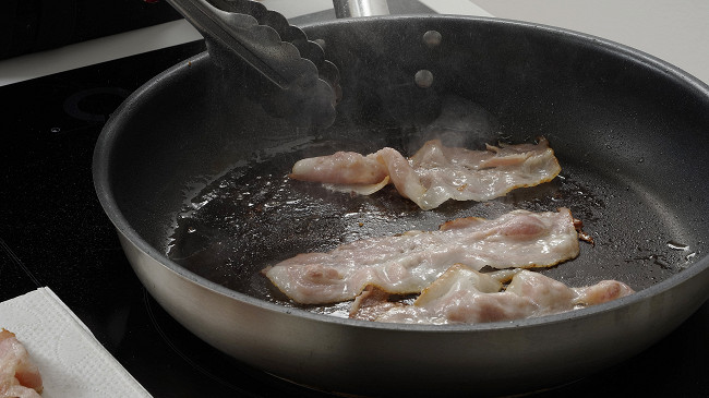Фото шага рецепта Запеченная курица с яблоками в беконе 29208 шаг 2