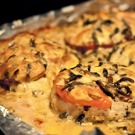 Запеченная острая свинина под помидорами, сыром и грибами