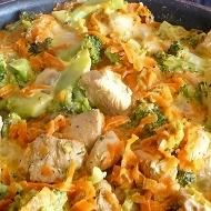 Курица с брокколи и морковью, тушеная в сливках