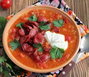 Фотография рецепта Густой томатный суп с копчеными колбасками