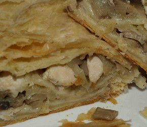 Фотография рецепта Слоеный рулет с курицей и грибами