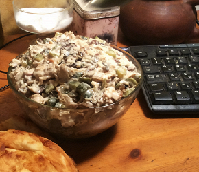 Фотография рецепта Салат с курицей, грибами и маринованными огурцами