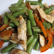 Теплый салат с курицей, перцем и стручковой фасолью