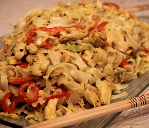 Фотография рецепта Лапша с куриной грудкой, овощами и кокосовым молоком по-тайски